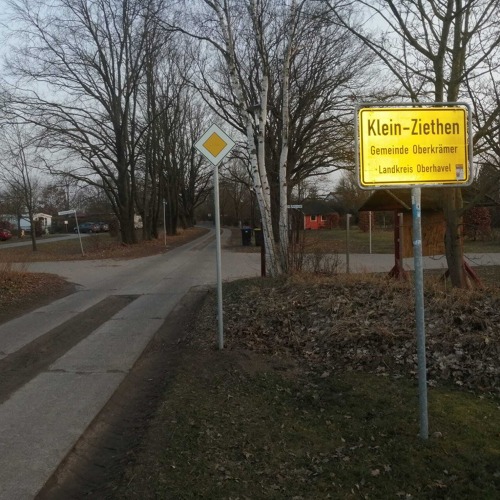 Anfang März 2026 wurden Verkehrsschilder aufgestellt